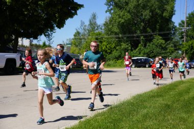 Fond du Lac, Wisconsin / USA - 8 Haziran 2019: Genç çocuklar ve kızlar hafta sonu gençler Walleye maratonunda koştu.