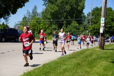 Fond du Lac, Wisconsin / USA - 8 Haziran 2019: Genç çocuklar ve kızlar hafta sonu gençler Walleye maratonunda koştu.