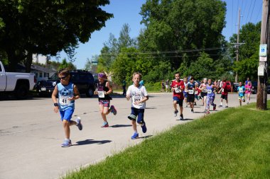 Fond du Lac, Wisconsin / USA - 8 Haziran 2019: Genç çocuklar ve kızlar hafta sonu gençler Walleye maratonunda koştu.