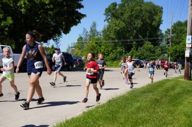 Fond du Lac, Wisconsin / USA - 8 Haziran 2019: Genç çocuklar ve kızlar hafta sonu gençler Walleye maratonunda koştu.