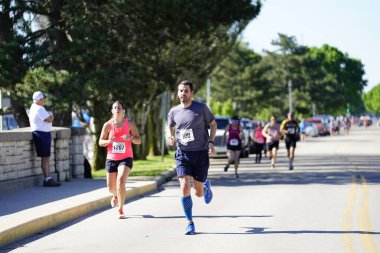 Fond du Lac, Wisconsin / USA - 8 Haziran 2020: Walleye 'deki hafta sonu koşu yarışmasına katılan halk üyeleri.