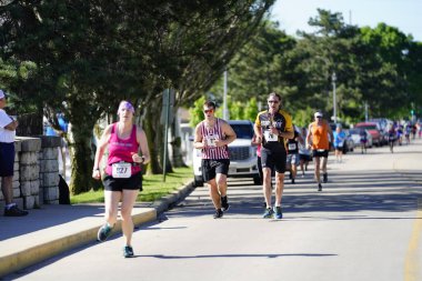Fond du Lac, Wisconsin / USA - 8 Haziran 2020: Walleye 'deki hafta sonu koşu yarışmasına katılan halk üyeleri.