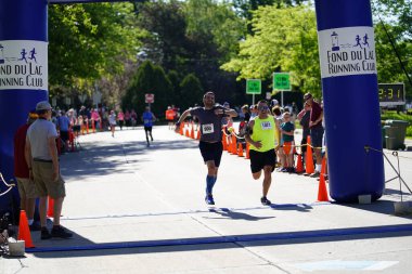 Fond du Lac, Wisconsin / USA - 8 Haziran 2020: Walleye 'deki hafta sonu koşu yarışmasına katılan halk üyeleri.