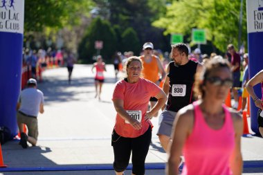 Fond du Lac, Wisconsin / USA - 8 Haziran 2020: Walleye 'deki hafta sonu koşu yarışmasına katılan halk üyeleri.