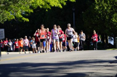 Fond du Lac, Wisconsin / USA - 8 Haziran 2020: Walleye 'deki hafta sonu koşu yarışmasına katılan halk üyeleri.