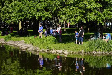 Fond du Lac, Wisconsin / USA - 8 Haziran 2020: Walleye 'deki hafta sonu koşu yarışmasına katılan halk üyeleri.