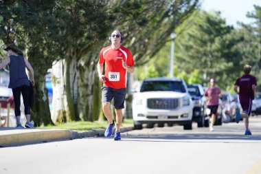 Fond du Lac, Wisconsin / USA - 8 Haziran 2020: Walleye 'deki hafta sonu koşu yarışmasına katılan halk üyeleri.
