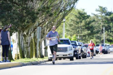 Fond du Lac, Wisconsin / USA - 8 Haziran 2020: Walleye 'deki hafta sonu koşu yarışmasına katılan halk üyeleri.