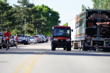 Fond du Lac, Wisconsin / USA - 8 Haziran 2020: Walleye 'deki hafta sonu koşu yarışmasına katılan halk üyeleri.