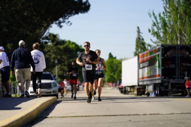 Fond du Lac, Wisconsin / USA - 8 Haziran 2020: Walleye 'deki hafta sonu koşu yarışmasına katılan halk üyeleri.