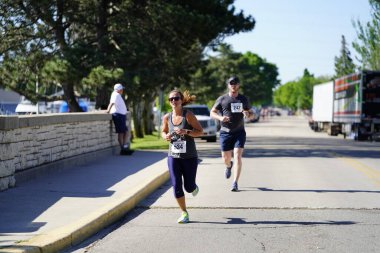 Fond du Lac, Wisconsin / USA - 8 Haziran 2020: Walleye 'deki hafta sonu koşu yarışmasına katılan halk üyeleri.
