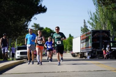 Fond du Lac, Wisconsin / USA - 8 Haziran 2020: Walleye 'deki hafta sonu koşu yarışmasına katılan halk üyeleri.