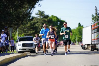 Fond du Lac, Wisconsin / USA - 8 Haziran 2020: Walleye 'deki hafta sonu koşu yarışmasına katılan halk üyeleri.