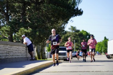 Fond du Lac, Wisconsin / USA - 8 Haziran 2020: Walleye 'deki hafta sonu koşu yarışmasına katılan halk üyeleri.