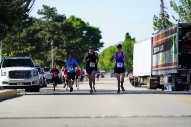 Fond du Lac, Wisconsin / USA - 8 Haziran 2020: Walleye 'deki hafta sonu koşu yarışmasına katılan halk üyeleri.