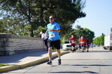Fond du Lac, Wisconsin / USA - 8 Haziran 2020: Walleye 'deki hafta sonu koşu yarışmasına katılan halk üyeleri.