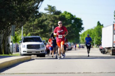 Fond du Lac, Wisconsin / USA - 8 Haziran 2020: Walleye 'deki hafta sonu koşu yarışmasına katılan halk üyeleri.