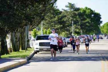 Fond du Lac, Wisconsin / USA - 8 Haziran 2020: Walleye 'deki hafta sonu koşu yarışmasına katılan halk üyeleri.