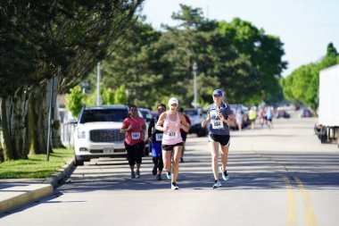 Fond du Lac, Wisconsin / USA - 8 Haziran 2020: Walleye 'deki hafta sonu koşu yarışmasına katılan halk üyeleri.