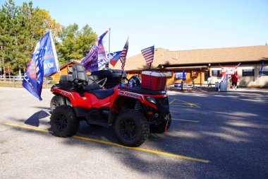 Mauston, Wisconsin / ABD - 10 Ekim 2020: 45 Başkan destekçilerini ATV ve UTV 'lerle gemi enkazı hangarında topladı ve Juneau ilçesinde bir geçit töreni düzenledi..