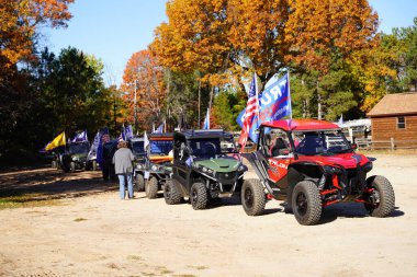 Mauston, Wisconsin / ABD - 10 Ekim 2020: 45 Başkan destekçilerini ATV ve UTV 'lerle gemi enkazı hangarında topladı ve Juneau ilçesinde bir geçit töreni düzenledi..