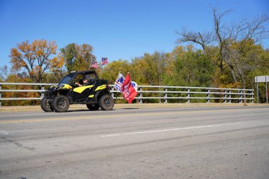 Mauston, Wisconsin / ABD - 10 Ekim 2020: 45 Başkan, Mauston 'da atvs ve utvs destekçilerini geçerek desteğini gösterdi.