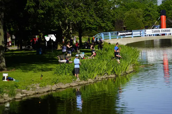 Fond du Lac, Wisconsin / USA - 8 Haziran 2019: Genç çocuklar ve kızlar hafta sonu gençler Walleye maratonunda koştu.