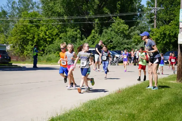 Fond du Lac, Wisconsin / USA - 8 Haziran 2019: Genç çocuklar ve kızlar hafta sonu gençler Walleye maratonunda koştu.