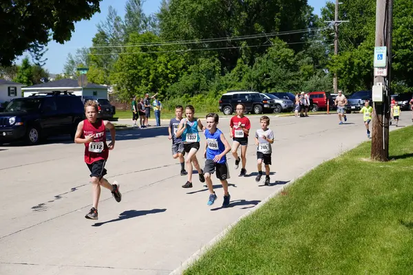 Fond du Lac, Wisconsin / USA - 8 Haziran 2019: Genç çocuklar ve kızlar hafta sonu gençler Walleye maratonunda koştu.