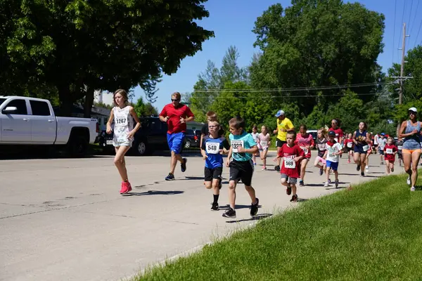 Fond du Lac, Wisconsin / USA - 8 Haziran 2019: Genç çocuklar ve kızlar hafta sonu gençler Walleye maratonunda koştu.