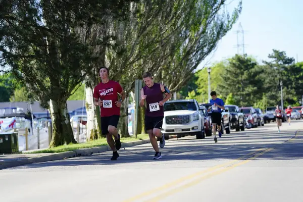 Fond du Lac, Wisconsin / USA - 8 Haziran 2020: Walleye 'deki hafta sonu koşu yarışmasına katılan halk üyeleri.