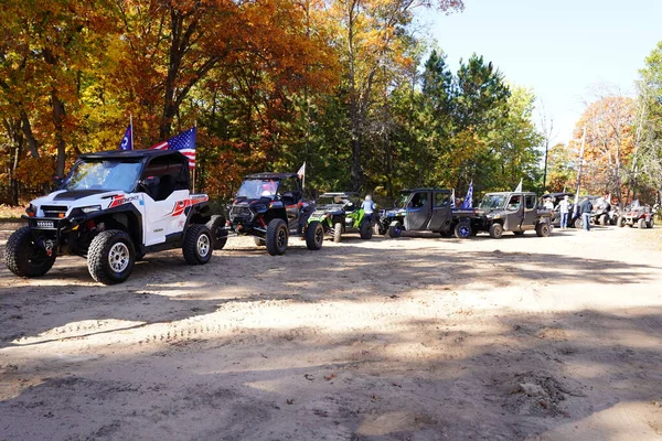 Mauston, Wisconsin / ABD - 10 Ekim 2020: 45 Başkan destekçilerini ATV ve UTV 'lerle gemi enkazı hangarında topladı ve Juneau ilçesinde bir geçit töreni düzenledi..