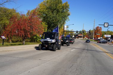 Mauston, Wisconsin / ABD - 10 Ekim 2020: 45 Başkan, Mauston 'da atvs ve utvs destekçilerini geçerek desteğini gösterdi.