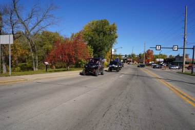 Mauston, Wisconsin / ABD - 10 Ekim 2020: 45 Başkan, Mauston 'da atvs ve utvs destekçilerini geçerek desteğini gösterdi.