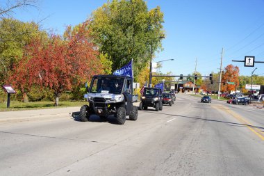 Mauston, Wisconsin / ABD - 10 Ekim 2020: 45 Başkan, Mauston 'da atvs ve utvs destekçilerini geçerek desteğini gösterdi.