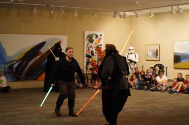 Manitowoc, Wisconsin / ABD - 7 Eylül 2019: 501. Midwest Garrison Star Wars temalı kostüm giyenler, her yıl düzenlenen Sputnikfest etkinliğine katılan pek çok katılımcı ve çocuğa mutluluk getirdi