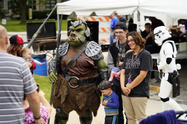 Manitowoc, Wisconsin / ABD - 7 Eylül 2019: 501. Midwest Garrison Star Wars temalı kostüm giyenler, her yıl düzenlenen Sputnikfest etkinliğine katılan pek çok katılımcı ve çocuğa mutluluk getirdi