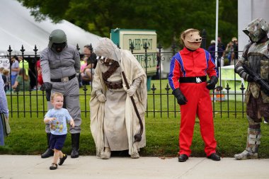 Manitowoc, Wisconsin / ABD - 7 Eylül 2019: 501. Midwest Garrison Star Wars temalı kostüm giyenler, her yıl düzenlenen Sputnikfest etkinliğine katılan pek çok katılımcı ve çocuğa mutluluk getirdi