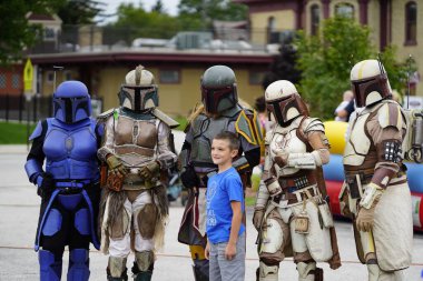 Manitowoc, Wisconsin / ABD - 7 Eylül 2019: 501. Midwest Garrison Star Wars temalı kostüm giyenler, her yıl düzenlenen Sputnikfest etkinliğine katılan pek çok katılımcı ve çocuğa mutluluk getirdi