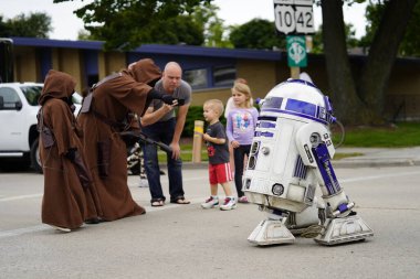 Manitowoc, Wisconsin / ABD - 7 Eylül 2019: 501. Midwest Garrison Star Wars temalı kostüm giyenler, her yıl düzenlenen Sputnikfest etkinliğine katılan pek çok katılımcı ve çocuğa mutluluk getirdi