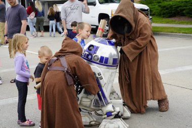 Manitowoc, Wisconsin / ABD - 7 Eylül 2019: 501. Midwest Garrison Star Wars temalı kostüm giyenler, her yıl düzenlenen Sputnikfest etkinliğine katılan pek çok katılımcı ve çocuğa mutluluk getirdi