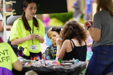 Manitowoc, Wisconsin / ABD - 7 Eylül 2019: 501. Midwest Garrison Star Wars temalı kostüm giyenler, her yıl düzenlenen Sputnikfest etkinliğine katılan pek çok katılımcı ve çocuğa mutluluk getirdi