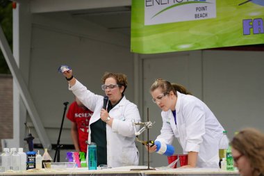 Manitowoc, Wisconsin / ABD - 7 Eylül 2019: 501. Midwest Garrison Star Wars temalı kostüm giyenler, her yıl düzenlenen Sputnikfest etkinliğine katılan pek çok katılımcı ve çocuğa mutluluk getirdi