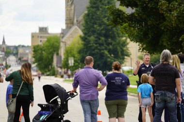 Manitowoc, Wisconsin / ABD - 7 Eylül 2019: 501. Midwest Garrison Star Wars temalı kostüm giyenler, her yıl düzenlenen Sputnikfest etkinliğine katılan pek çok katılımcı ve çocuğa mutluluk getirdi