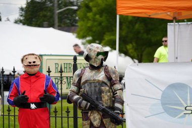 Manitowoc, Wisconsin / ABD - 7 Eylül 2019: 501. Midwest Garrison Star Wars temalı kostüm giyenler, her yıl düzenlenen Sputnikfest etkinliğine katılan pek çok katılımcı ve çocuğa mutluluk getirdi