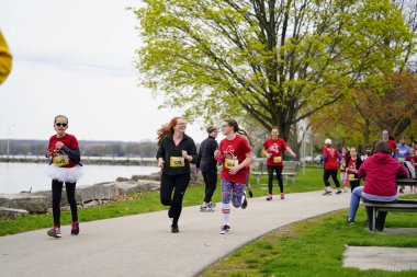 Fond du Lac, Wisconsin / USA - 11 Mayıs 2019: Pek çok toplum üyesi, yerel Kadın Örgütü 'ne destek olmak için Kaçak Kızlar' a katıldı.