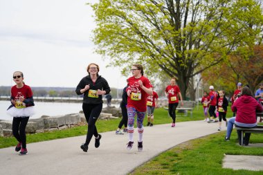 Fond du Lac, Wisconsin / USA - 11 Mayıs 2019: Pek çok toplum üyesi, yerel Kadın Örgütü 'ne destek olmak için Kaçak Kızlar' a katıldı.
