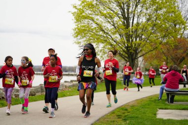 Fond du Lac, Wisconsin / USA - 11 Mayıs 2019: Pek çok toplum üyesi, yerel Kadın Örgütü 'ne destek olmak için Kaçak Kızlar' a katıldı.
