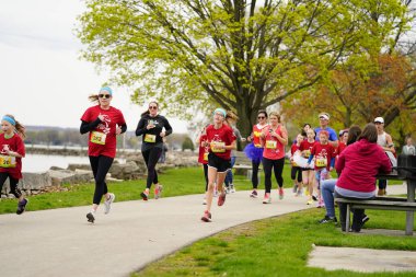Fond du Lac, Wisconsin / USA - 11 Mayıs 2019: Pek çok toplum üyesi, yerel Kadın Örgütü 'ne destek olmak için Kaçak Kızlar' a katıldı.