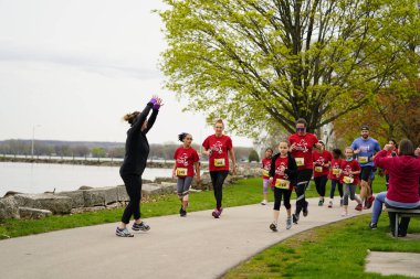 Fond du Lac, Wisconsin / USA - 11 Mayıs 2019: Pek çok toplum üyesi, yerel Kadın Örgütü 'ne destek olmak için Kaçak Kızlar' a katıldı.